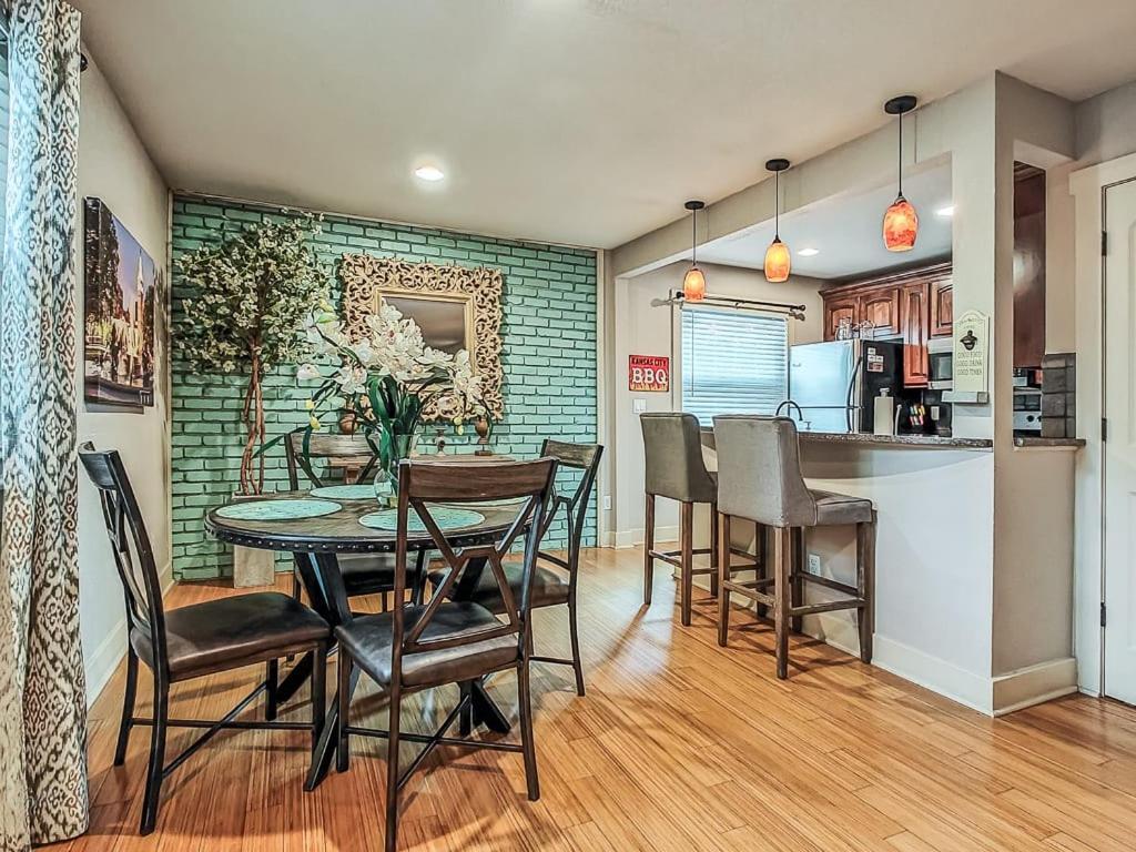 Quiet Plaza Two Bedroom 2 Bathroom Kansas City Esterno foto
